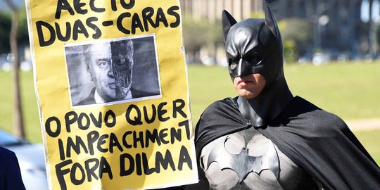 Aksi Batman ikut demo tuntut Presiden Brasil mundur