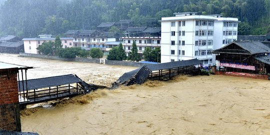 Dahsyatnya terjangan banjir di China rusak jembatan hingga rumah