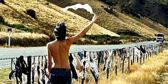 Setiap lewat pagar ini, turis-turis wanita sukarela copot bra