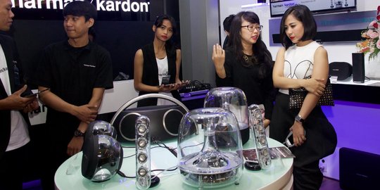 Penyanyi Astrid meriahkan opening store Harman Kardon di Jakarta