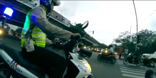 hukum dengan lawan arah dan melewati trotoar