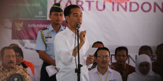 Kunjungan ke Sulteng, Jokowi dikenakan penutup kepala bangsawan