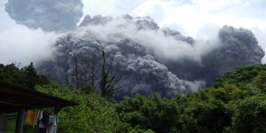 Gunung dekat reaktor nuklir Jepang meletus