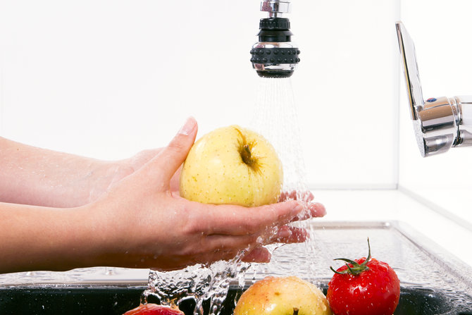 ilustrasi mencuci buah
