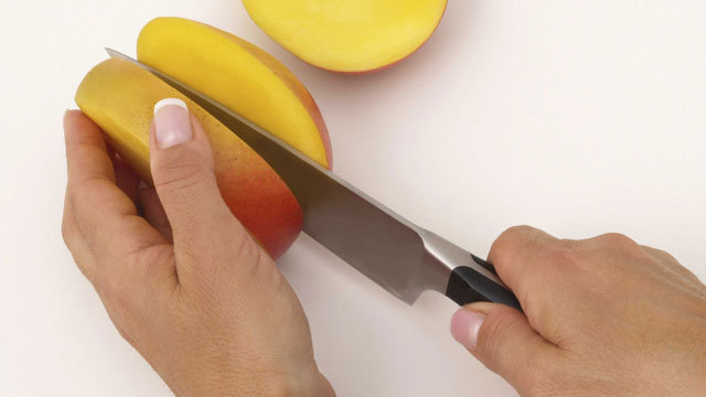 ilustrasi memotong buah