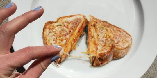 Awas tertipu, makanan di atas piring ini tidak nyata!