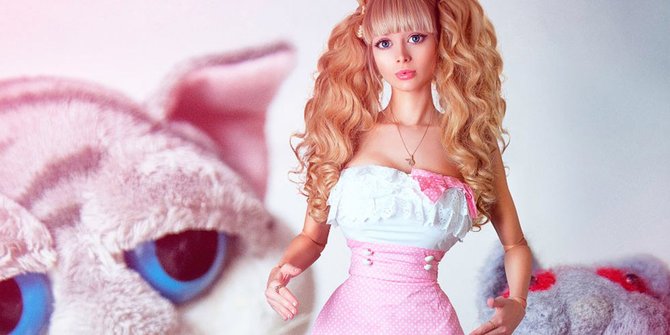 'Barbie' seksi asal Rusia ini punya kisah hidup tragis | merdeka.com