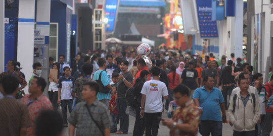 Keramaian warga padati hari pertama Jakarta Fair 2015