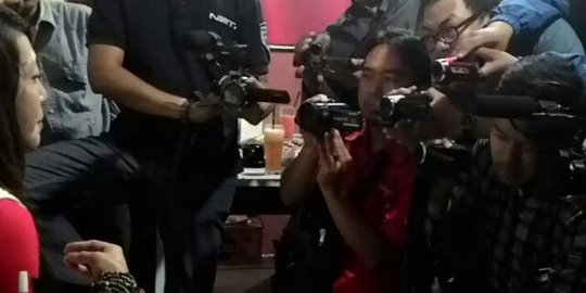 Banyak bule tertarik ingin beli rumah dan nikahi Indira