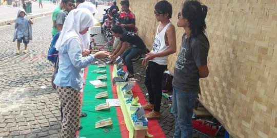 Modal Rp 2000 dapat Tablet, warga serbu lomba mancing botol di Monas