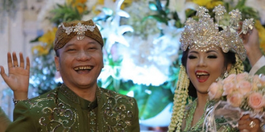 Asri Welas perancang busana pernikahan Iwa K dan Wikan
