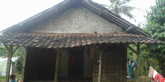 Samudi terpaksa tinggal di rumah miring nyaris rubuh