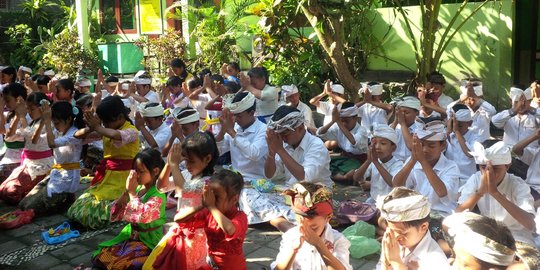 Sekolah gelar doa bersama dan upacara di depan rumah Angeline