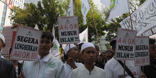 Sambil salawat, massa FPI minta DPRD lanjutkan angket turunkan Ahok