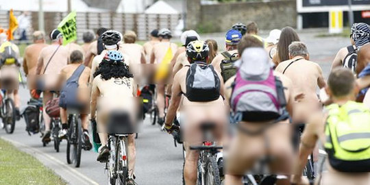 Peserta festival sepeda bugil diamankan setelah ketahuan ereksi