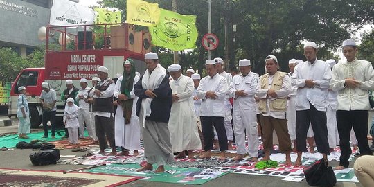 Massa FPI gelar salat berjemaah di depan gedung DPRD DKI
