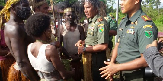 Baik hati, Serka Warsudi diangkat anak Suku Mappi Papua