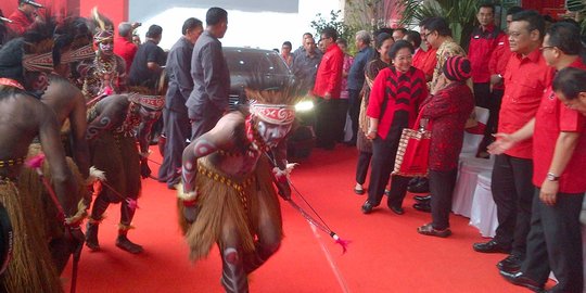 Tari tradisional Papua sambut pembukaan kantor baru PDIP