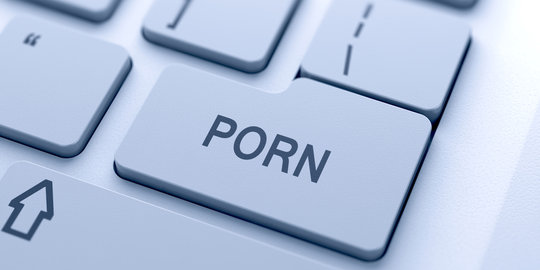 Pedagang DVD manfaatkan teknologi gandakan film porno & lagu bajakan