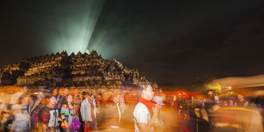 Presiden Jokowi rayakan Waisak bersama 10.000 umat Buddha di Magelan