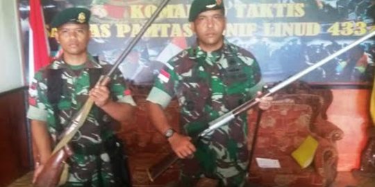 Satgas Pamtas Kostrad amankan 12 senjata rakitan dan bom bola tenis