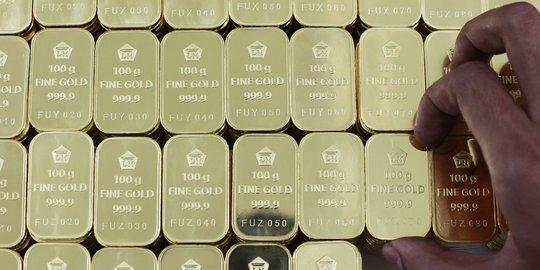 Harga jual emas Antam hari ini naik Rp 1.000 per gram