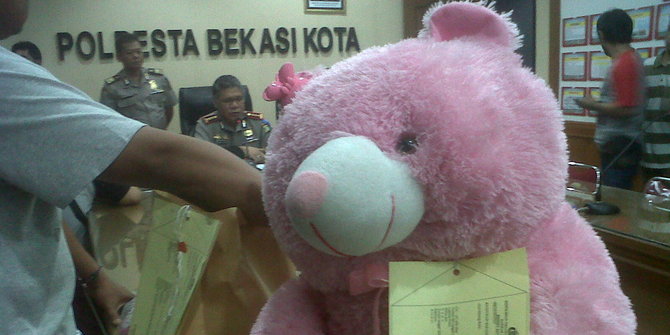 Cerita boneka  beruang pink jadi alat pembunuh  pacar di 