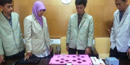 5 Mahasiswa UGM bikin alat pelipat baju otomatis