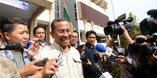 Wajah semringah Dahlan Iskan usai diperiksa soal korupsi gardu PLN