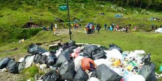 Pendaki ini bilang tak apa buang sampah di Semeru karena sudah bayar