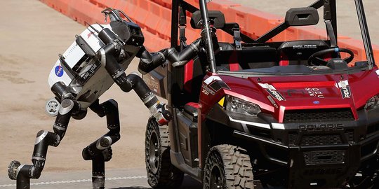 Melihat robot-robot canggih berkompetisi di DARPA Robotics Challenge