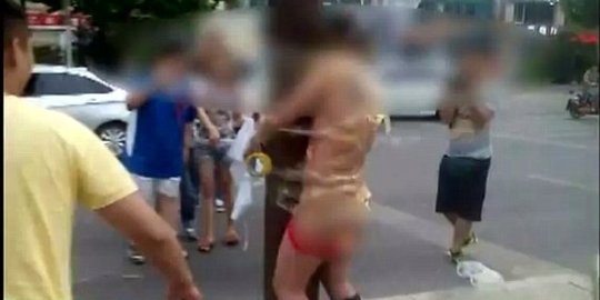 Mau nikah, pria ini bugil di tengah jalan