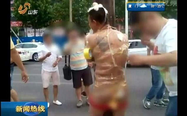 pria china ditelanjangi di tengah jalan