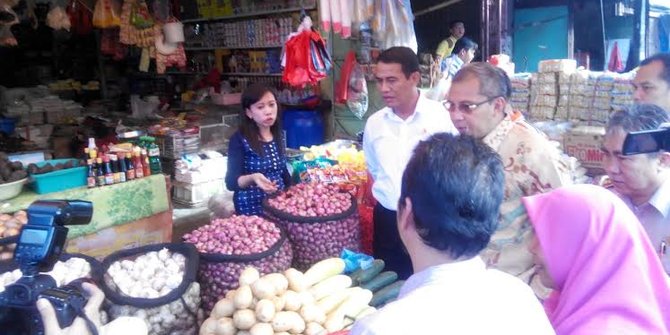 Mentan Amran sidak di Pasar Terong Makassar  merdeka.com