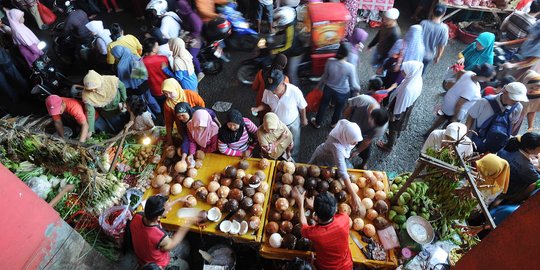 Harga bahan pangan mulai naik, konsumen kurangi belanja