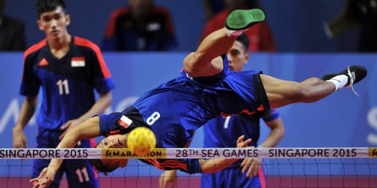 Aksi tim sepak takraw Indonesia hadapi Singapura di SEA Games 2015