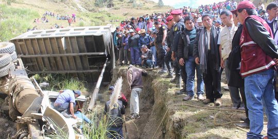 Truk bawa rombongan anak sekolah jatuh ke jurang, 17 orang tewas