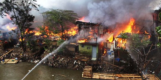 Jadi tempat mesum, puluhan warung remang-remang dibakar massa