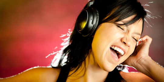 Suka mendengarkan musik? Ini 5 manfaatnya!