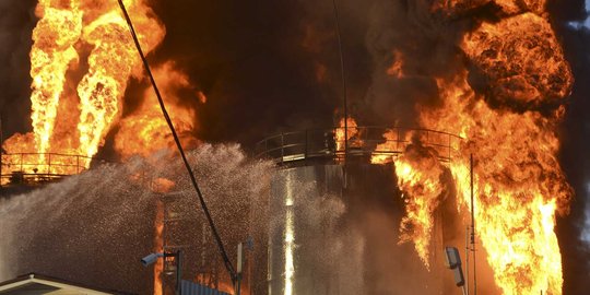 Dahsyatnya kebakaran kilang minyak di Ukraina, 3 pemadam hilang