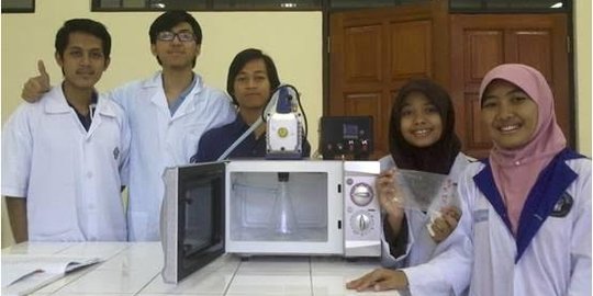 Mahasiswa Universitas Brawijaya ubah bulu ayam jadi bioplastik