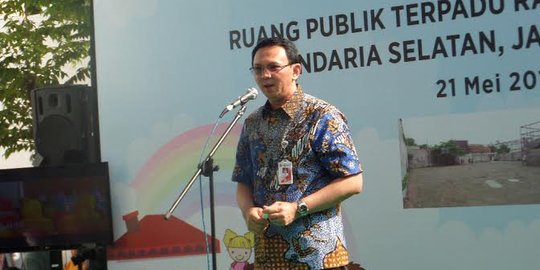 Naik lori motor, Ahok pantau lahan di sekitar Stasiun Kampung Bandan