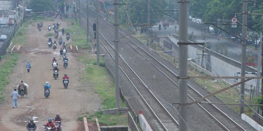 Biar hidup hemat, Ahok bangun rusunawa di pinggir rel seperti India