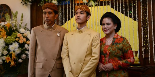 Usai prosesi siraman, Jokowi dan Iriana foto bersama Gibran