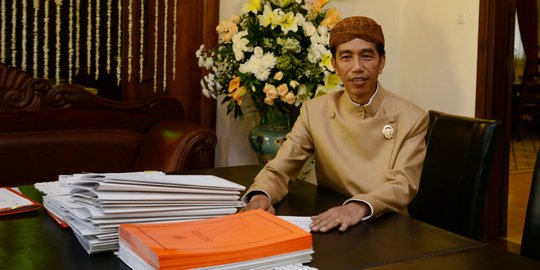 Pakai belangkon, Jokowi tetap bekerja di tengah pernikahan Gibran