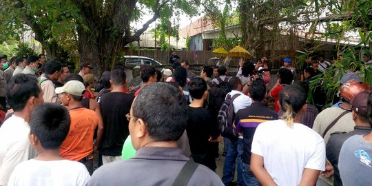 Datangi rumah ibu asuh, warga beri uang 'sangu' untuk Angeline