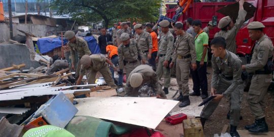 Pembangunan MRT, lapak-lapak PKL di Lebak Bulus digusur Satpol PP