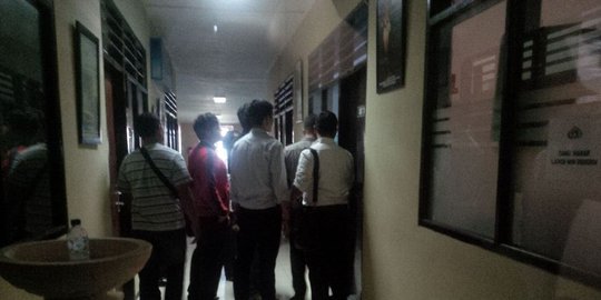 tusuk dan jeratan tali plastik pada leher angeline rev2