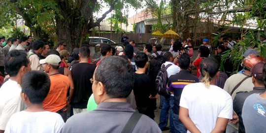 Warga masih berkerumun di depan rumah Angeline hingga tengah malam