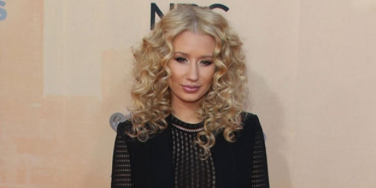 Tak hanya tunangan, Iggy Azalea juga tengah berbadan dua?